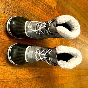 Sorel kids size 3.  Excellent condition.